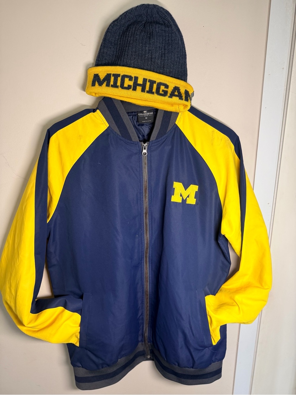 Michigan Wolverines Colosseum Jacket Men’s M + Beanie Hat Bundle